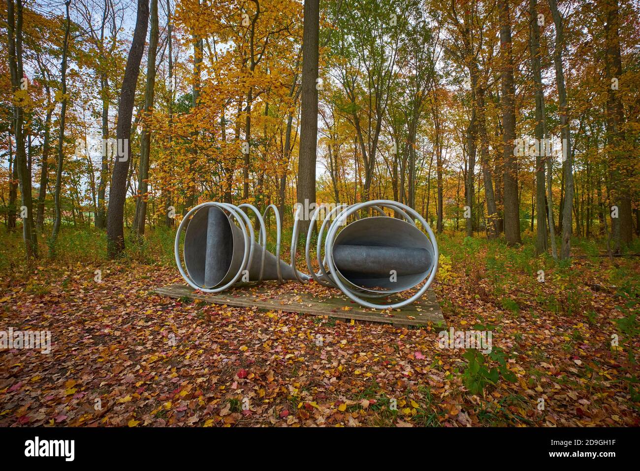 John Newmans Wit's End Skulptur aus runden, silbernen Metallrohren. Während des Herbstes ist die Herbstfärbung im Storm King Art Center in New York am höchsten. Stockfoto