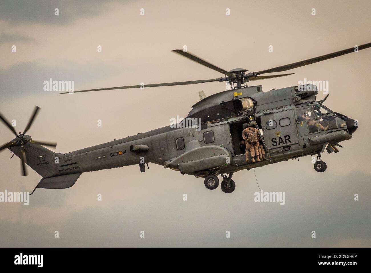 Helicóptero del SAR realizando un simulacro de rescate. Stockfoto