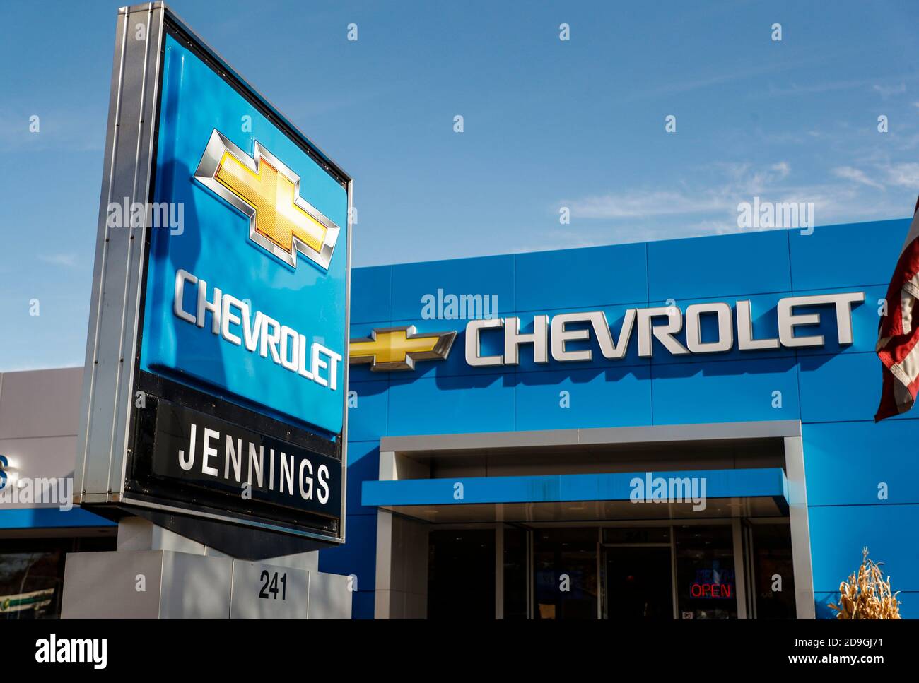 Illinois, USA. November 2020. Das Foto vom 5. November 2020 zeigt das Äußere des Jennings Chevrolet Händlerbetriebs in Glenview, Illinois, USA. U.S. General Motors Co. (GM) gab am Donnerstag bekannt, dass es im dritten Quartal dieses Jahres dank der starken Verkäufe von Crossover-, Pickup- und SUVs einen Gewinn von 4 Milliarden US-Dollar erzielte. Quelle: Joel Lerner/Xinhua/Alamy Live News Stockfoto