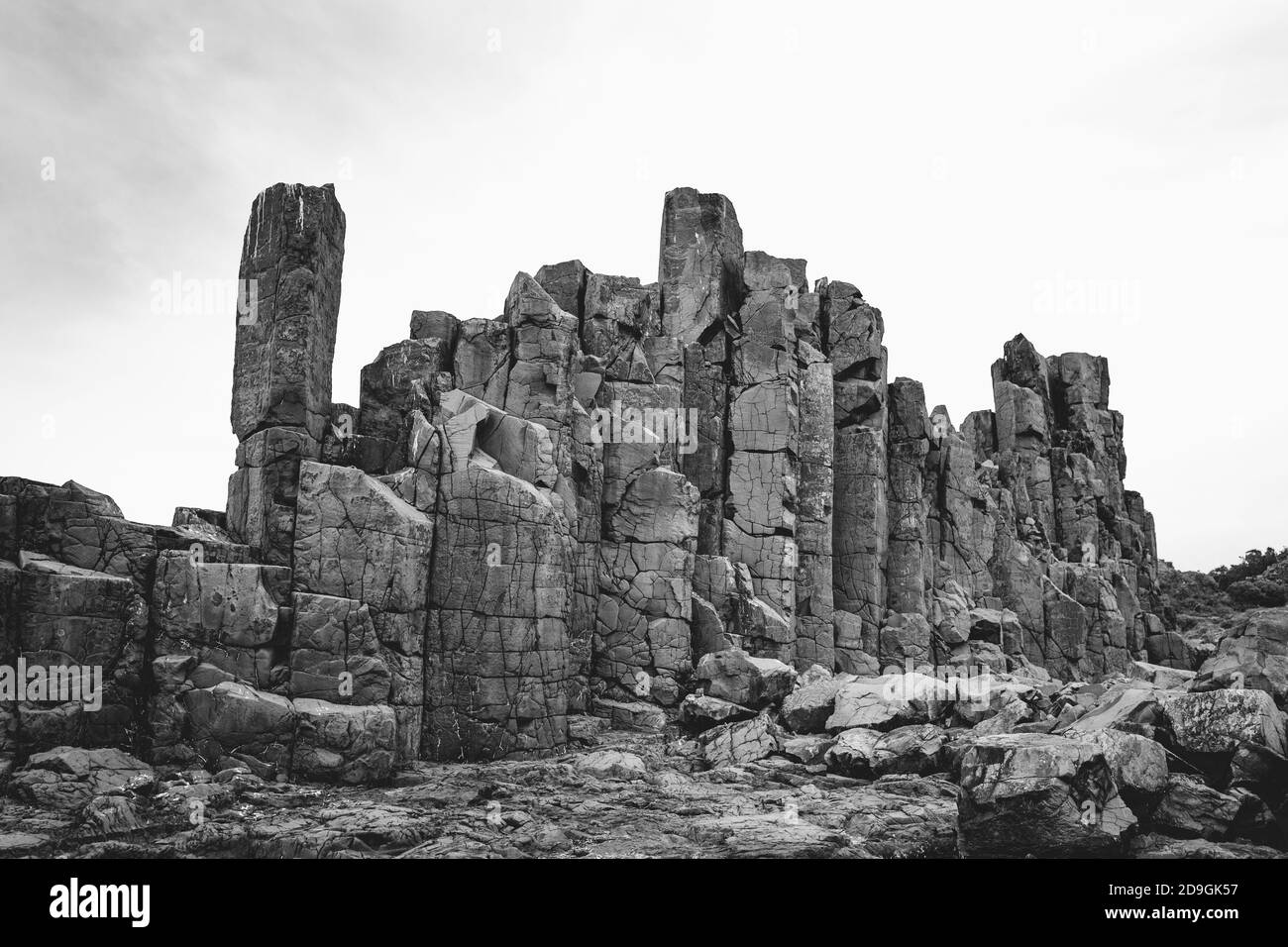 Graustufenaufnahme des Bombo Headland Quarry in Australien Stockfoto