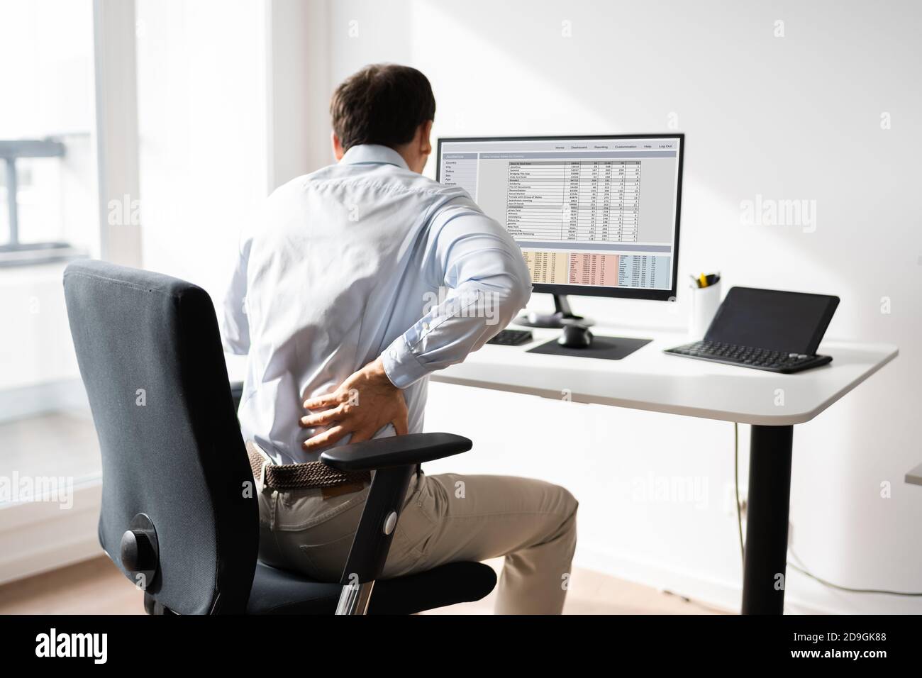 Schlechte Haltung Büro Schreibtisch Stuhl Rückenschmerzen Stockfotografie -  Alamy