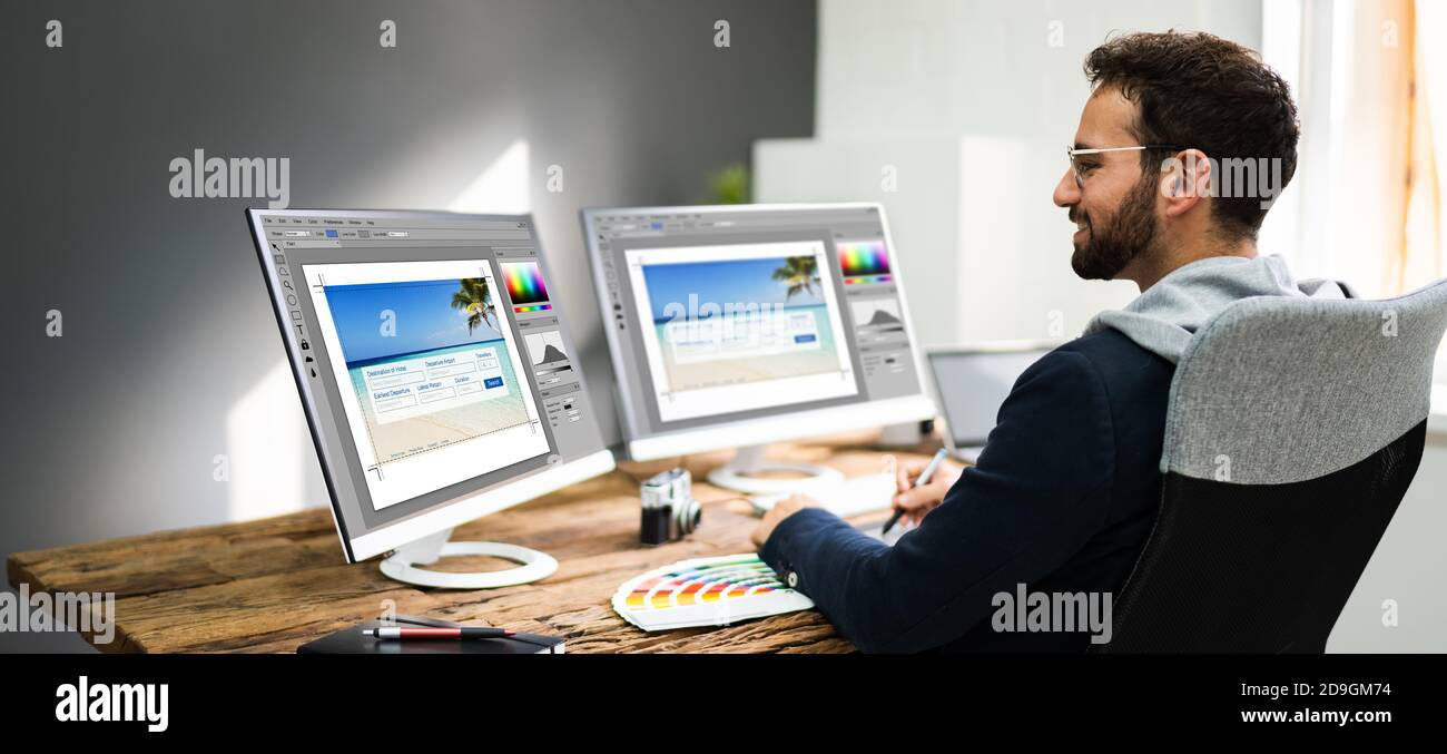 Designer Bearbeiten Von Fotos Auf Mehreren Computerbildschirmen Stockfoto