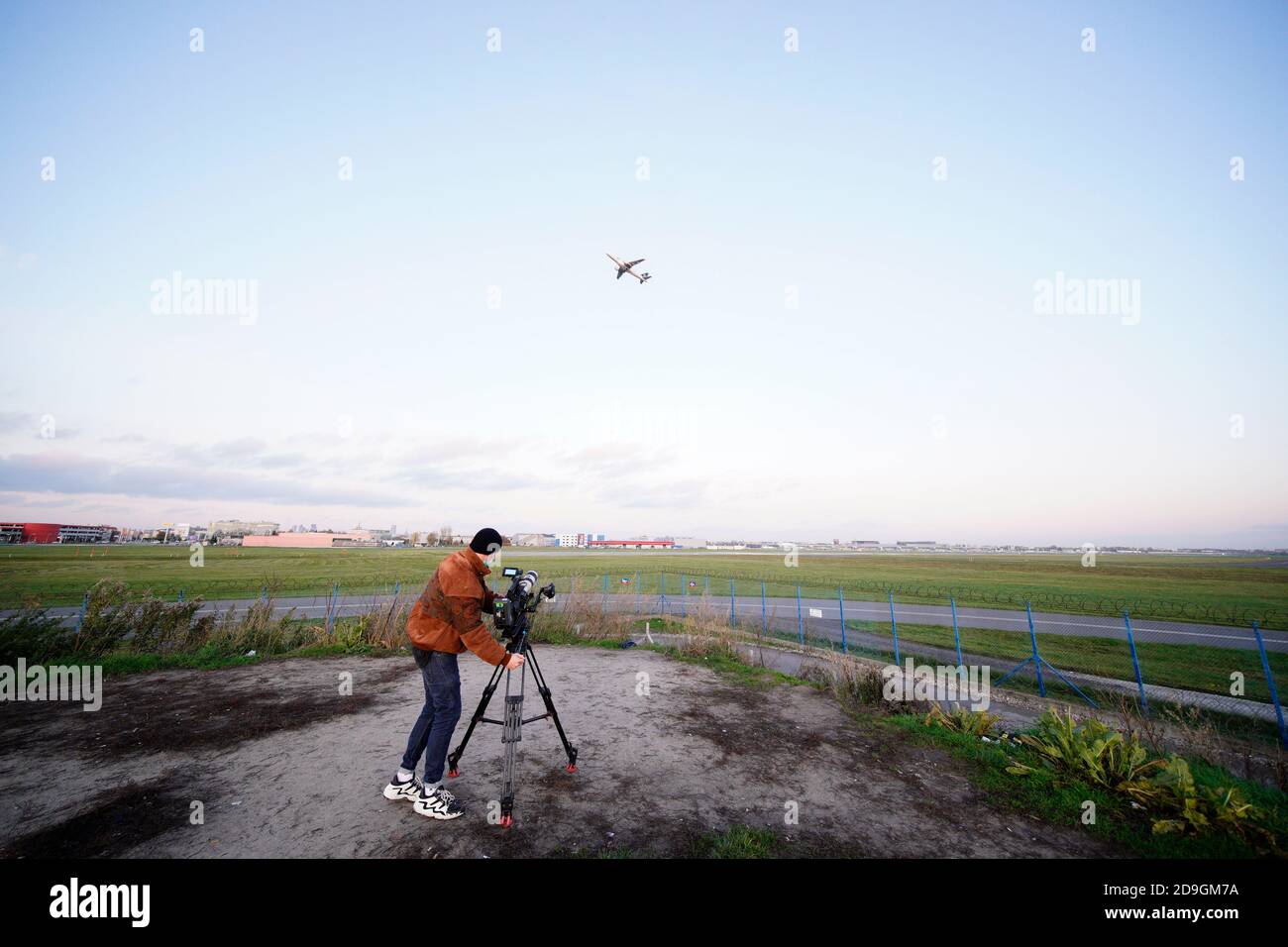Ein Kameramann filmt am 5. November 2020 eine MENGE Flugzeuge, die vom Chopin International Airport in Warschau, Polen, starten. Die polnische Regierung hat zugestimmt Stockfoto