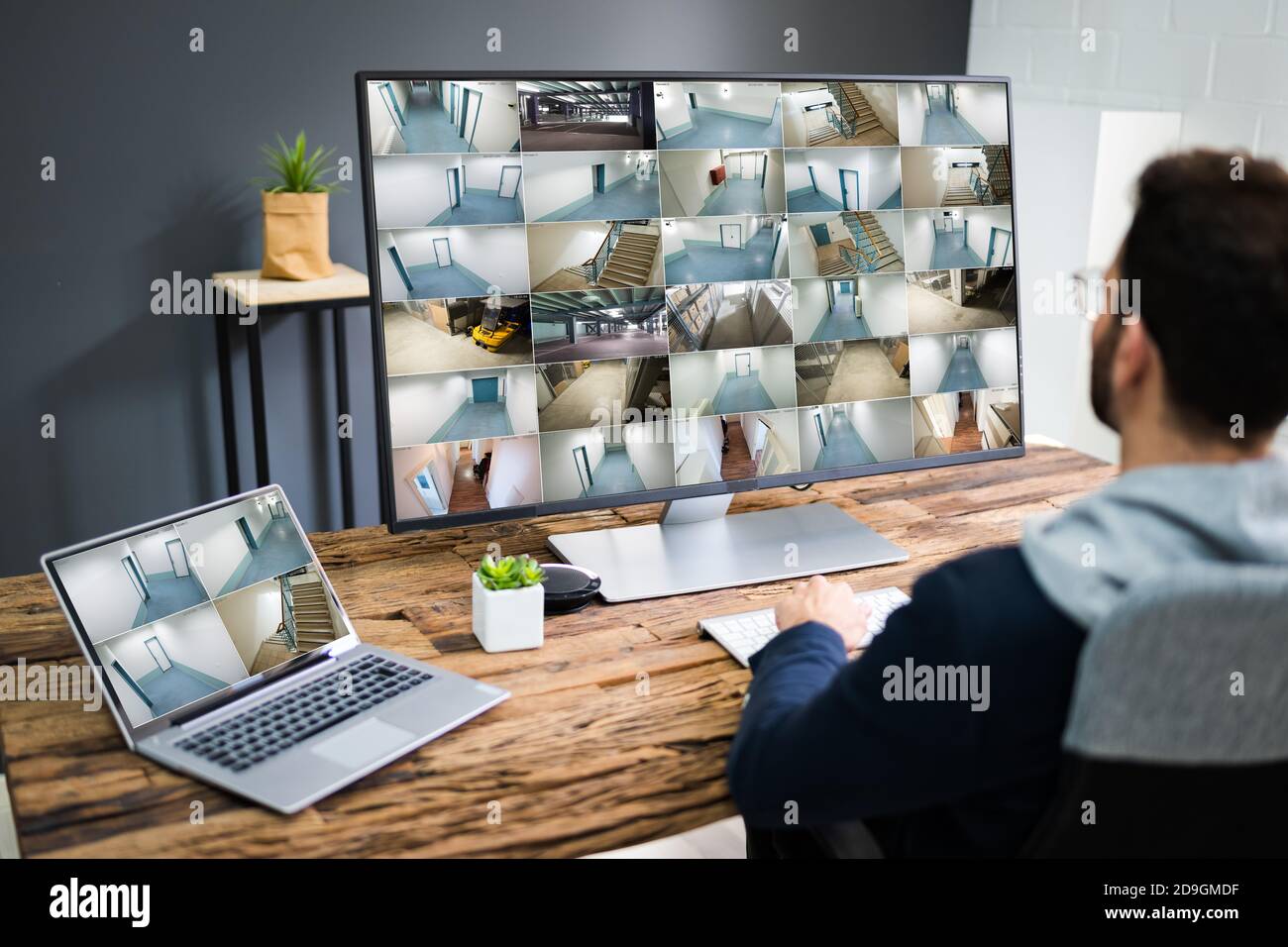 Sicherheitssystem CCTV-Kamera Bediener mit Computer Monitor Stockfoto