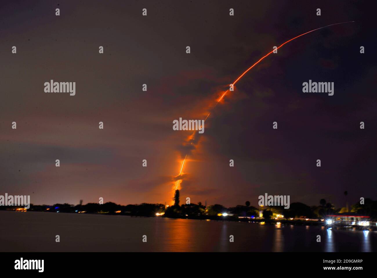 Melbourne Beach, Brevard County. Florida. USA. 5. November 2020 SpaceX startet "GPS III Space Vehicle 04" für die United States Space Force von Cape Canaveral Air Force Station, Space Launch Complex 40 (SLC-40). Nach der Stage-Separation landet die erste Etappe der Falcon 9 auf dem im Atlantik stationierten Droneship „natürlich liebe ich dich noch“. Kredit: Julian Leek/Alamy Live Nachrichten Stockfoto