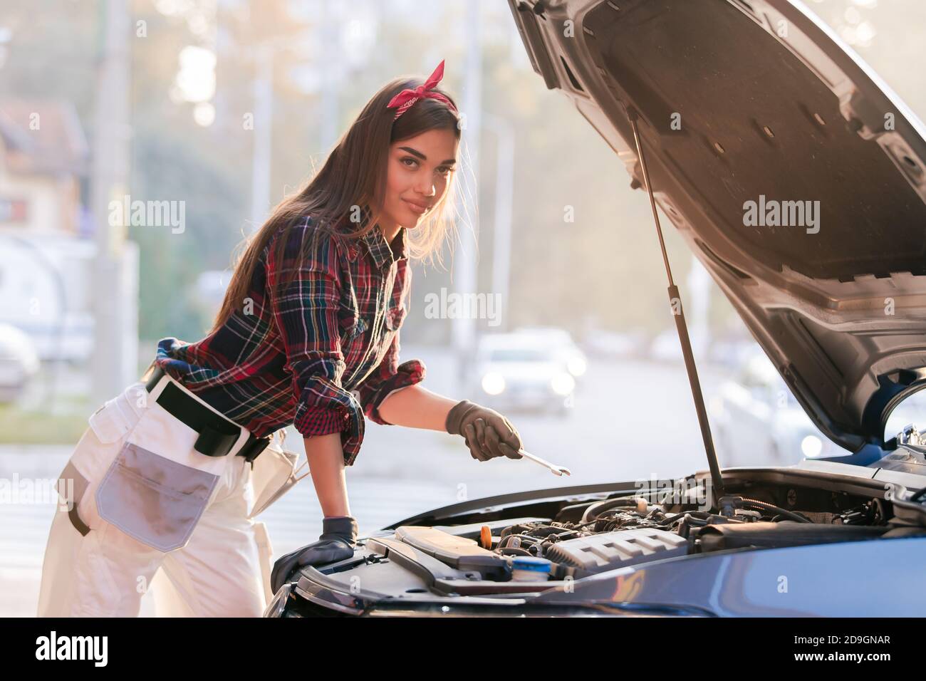 Mädchen Mechaniker ar Werkstatt Stockfoto