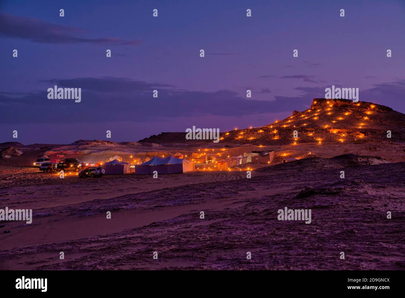 Ein Camp nach einer Wanderung in die wunderschöne Oase. Die Zelte ermöglichen nachts unter den Sternen zu schlafen und tagsüber das kleine Wüstendorf zu erkunden. Stockfoto