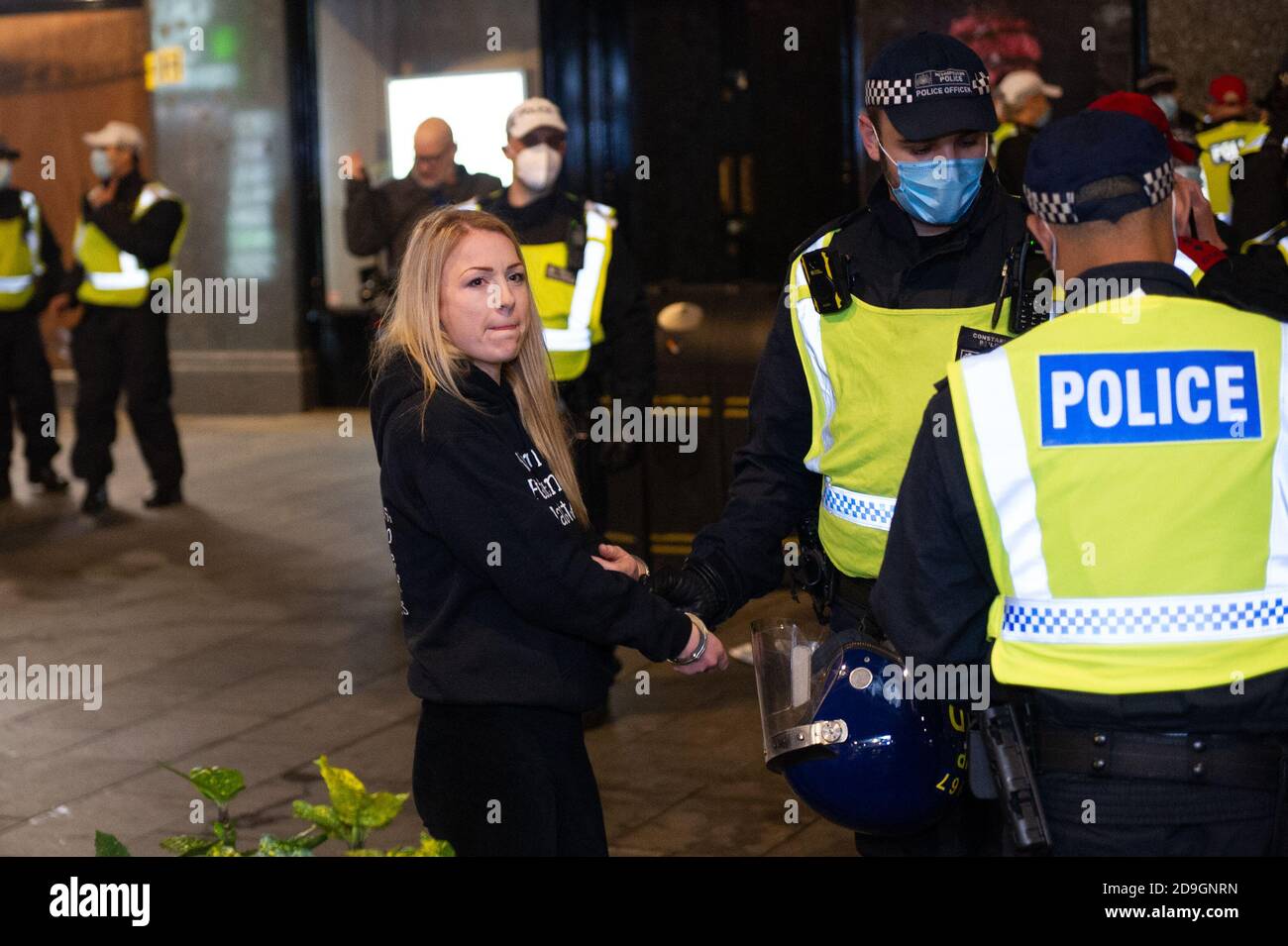 Frau wegen Verstoßes gegen die Sperrregeln verhaftet Stockfoto