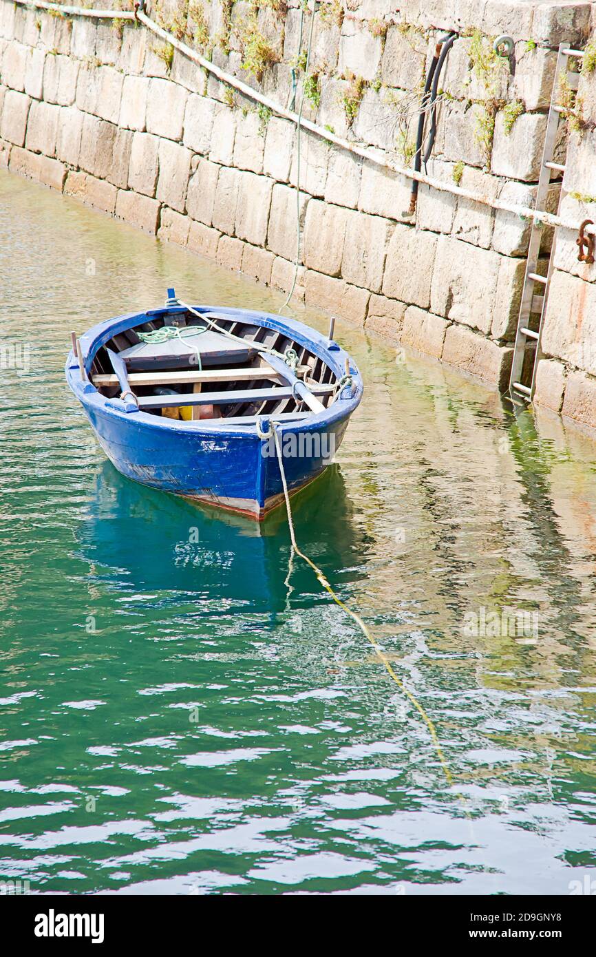 Stationiertes blaues Boot in Rias Baixas, Galicien, Spanien Stockfoto