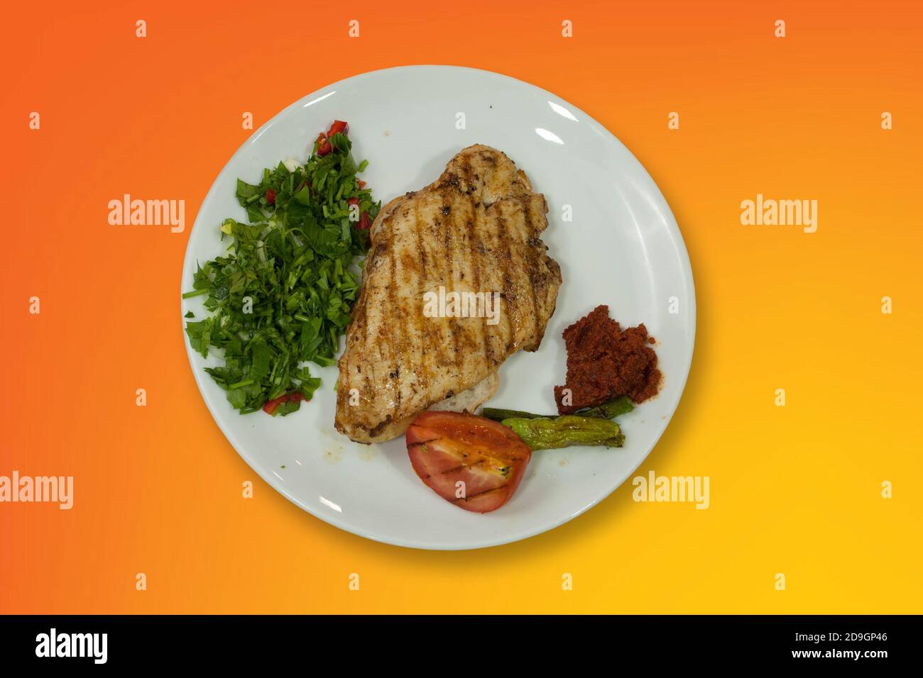High-Angle-Schuss von einem leckeren Steak mit Gemüse auf Die Tabelle Stockfoto