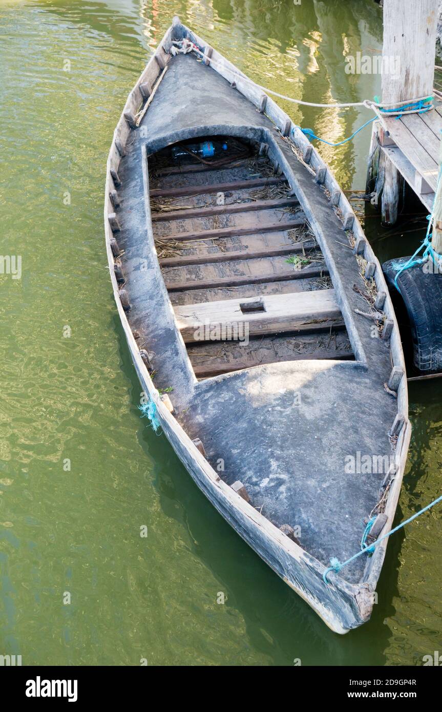 Vertikale Aufnahme eines Bootes in Albufera, Valencia, Spanien Stockfoto