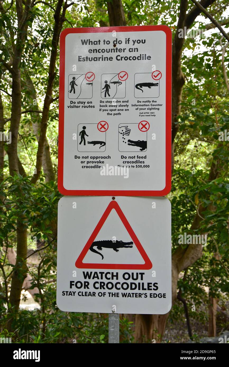 Krokodilwarnschilder, die Sicherheitshinweise für die Sicherheit bei Krokodilen geben. Stockfoto