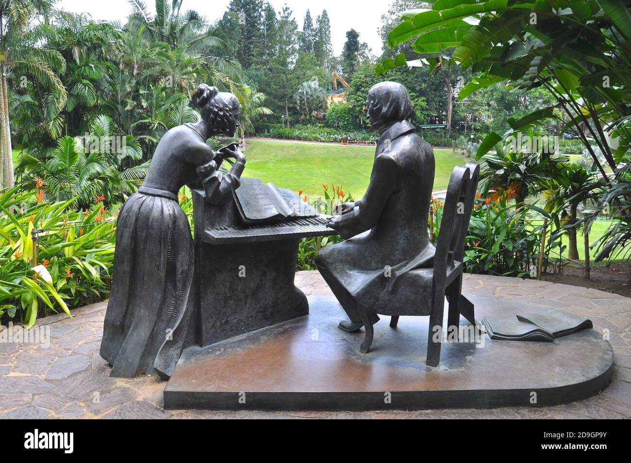 Rückansicht der Gedenkstatue des polnischen Komponisten Chopin und seiner Schwester, im Botanischen Garten in Singapur. Stockfoto