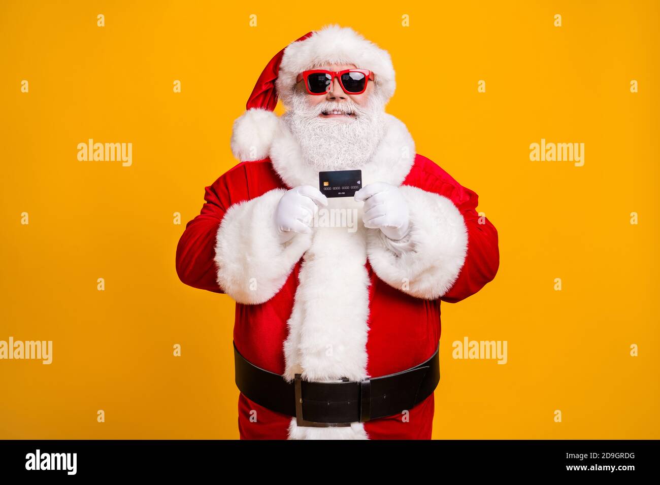 Portrait von seinem er schön attraktiv fröhlich fröhlichen Weihnachtsmann halten In der Hand Bankkarte ausgeben Budget sicher Einkaufen isoliert hell Lebendiger Glanz lebhaft Stockfoto