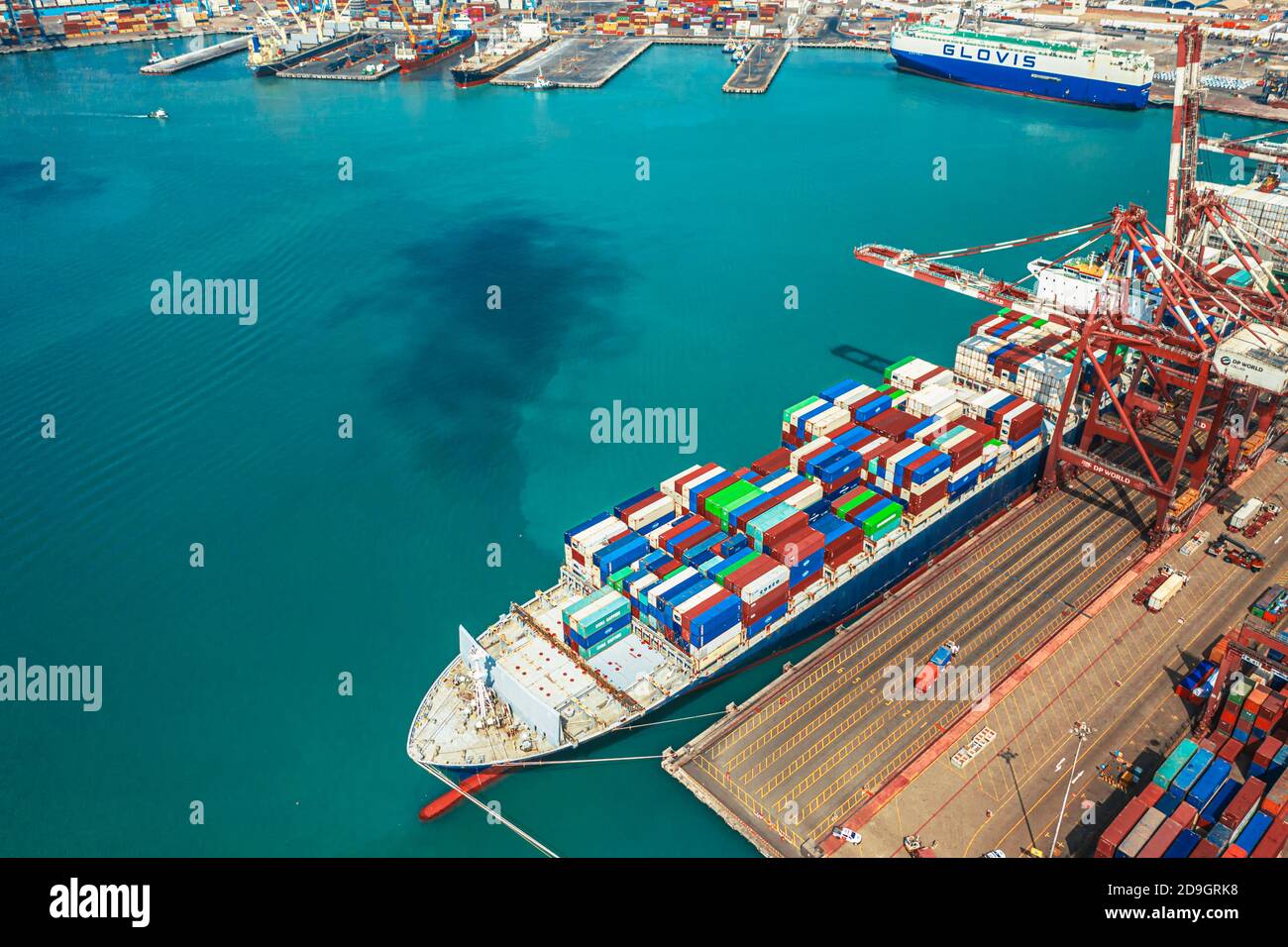 Luftaufnahme Containerschiff mit Container im Import-Export-Geschäft Logistik und Transport von internationalen per Containerschiff in der Offenes Meer Stockfoto