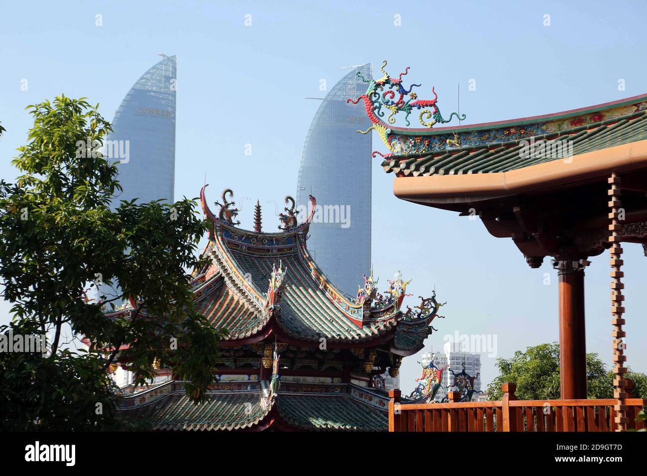 --FILE--EIN Blick auf den Xiamen Shimao Straits Tower in der Ferne, Xiamen Stadt, südöstlich Chinas Fujian Provinz, 2. Januar 2016. Unter einem der Stockfoto