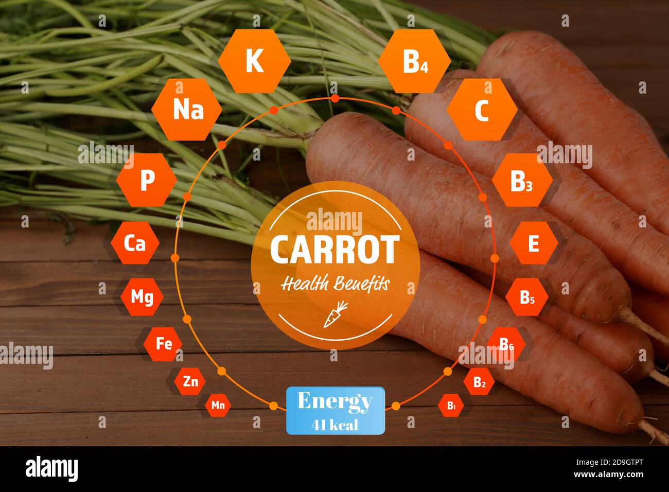 Karotten mit Nährwertdaten auf Holzhintergrund Stockfoto
