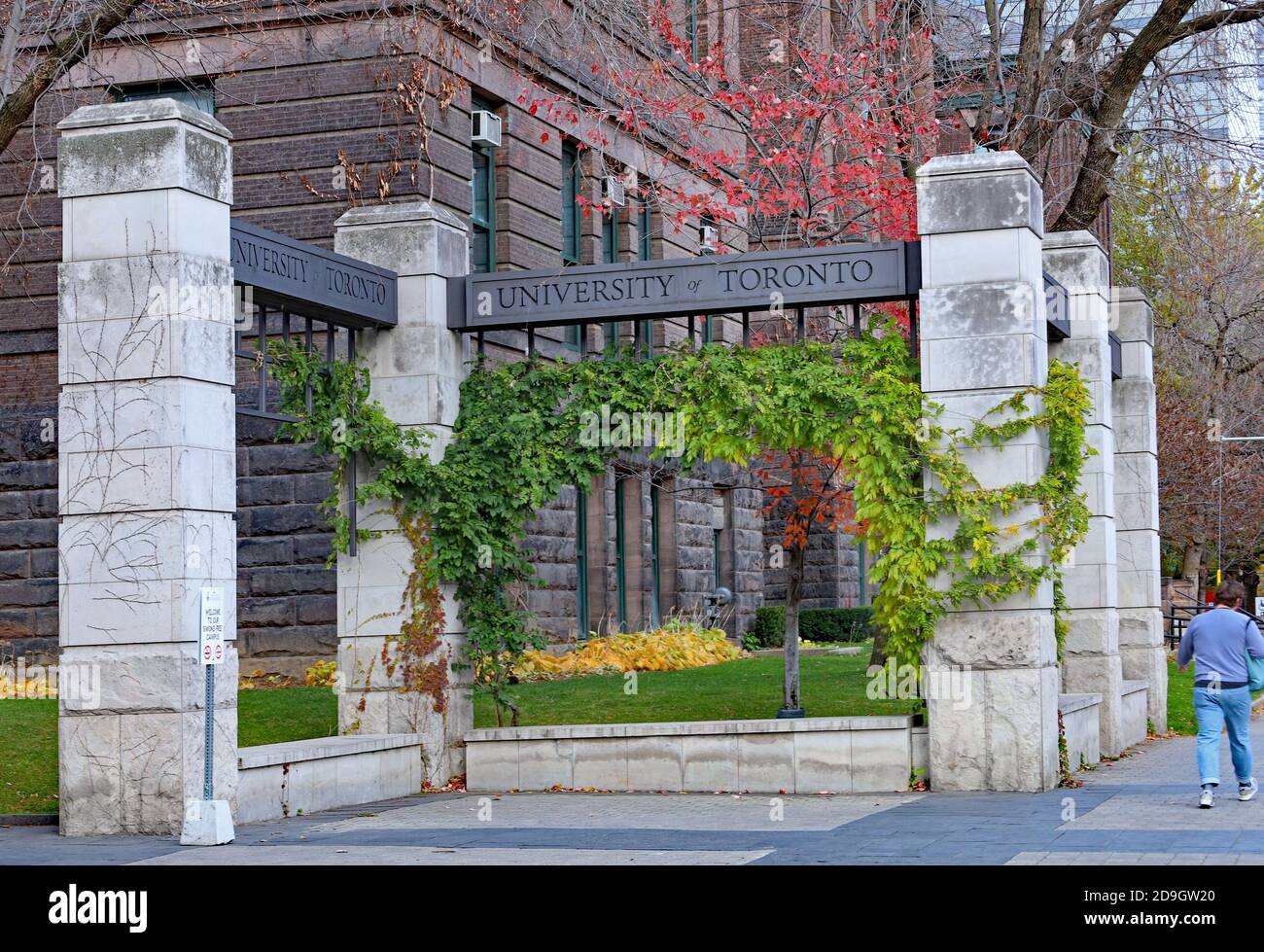 Toronto, Kanada - 5. November 2020: Das Eingangstor zum Hauptcampus der Universität von Toronto, mit einem großen alten akademischen Gebäude auf der Rückseite Stockfoto