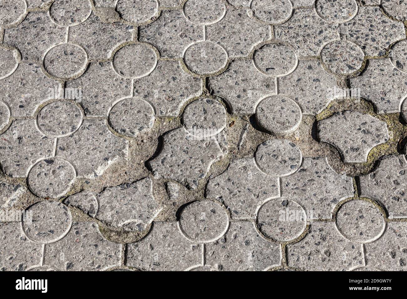 Ein Teil der Straße aus Betonfliesen Stockfoto