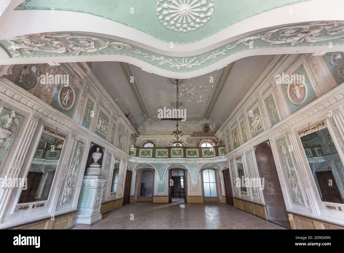 Kunstvolle Gipsarbeiten in Pałac w Bożkowie / Château de Bozkow / Schloss Bozkow Stockfoto