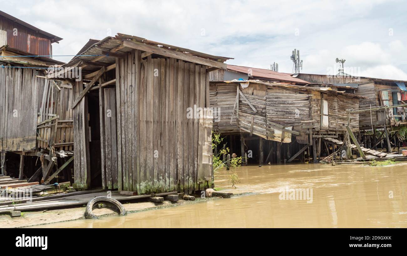 Holztoilette am Karang Mumus Flussufer, Samarinda. Slum Gebiet von Samarinda, Indonesien Stockfoto