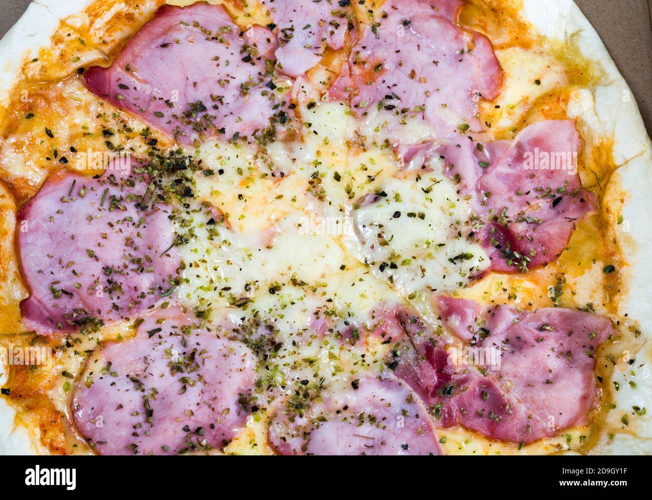 Eine Pizza gefüllt mit Schinken, Käse Stockfoto