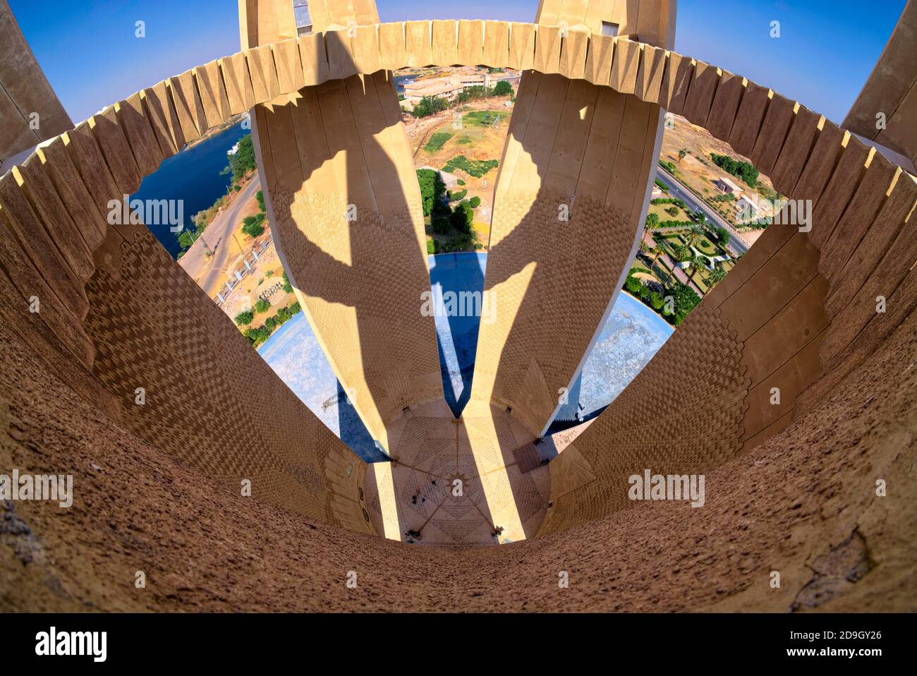 Basierend auf den fünf Blütenblättern einer echten Lotusblume, ragt dieses Ägyptische Russische Freundschaftsdenkmal mehr als 70 Meter / 230 Fuß in die Luft. Ein Stockfoto