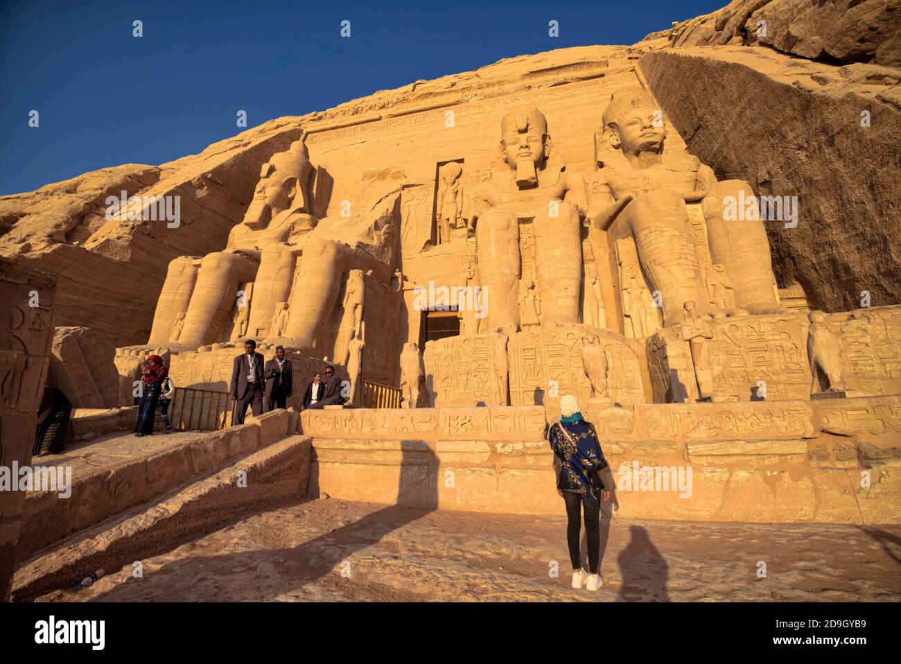 Alle Statuen stellen Ramesses II dar, auf einem Thron sitzend und die doppelte Krone von Ober- und Unterägypten tragend. Die Statue links vom Eingang wa Stockfoto