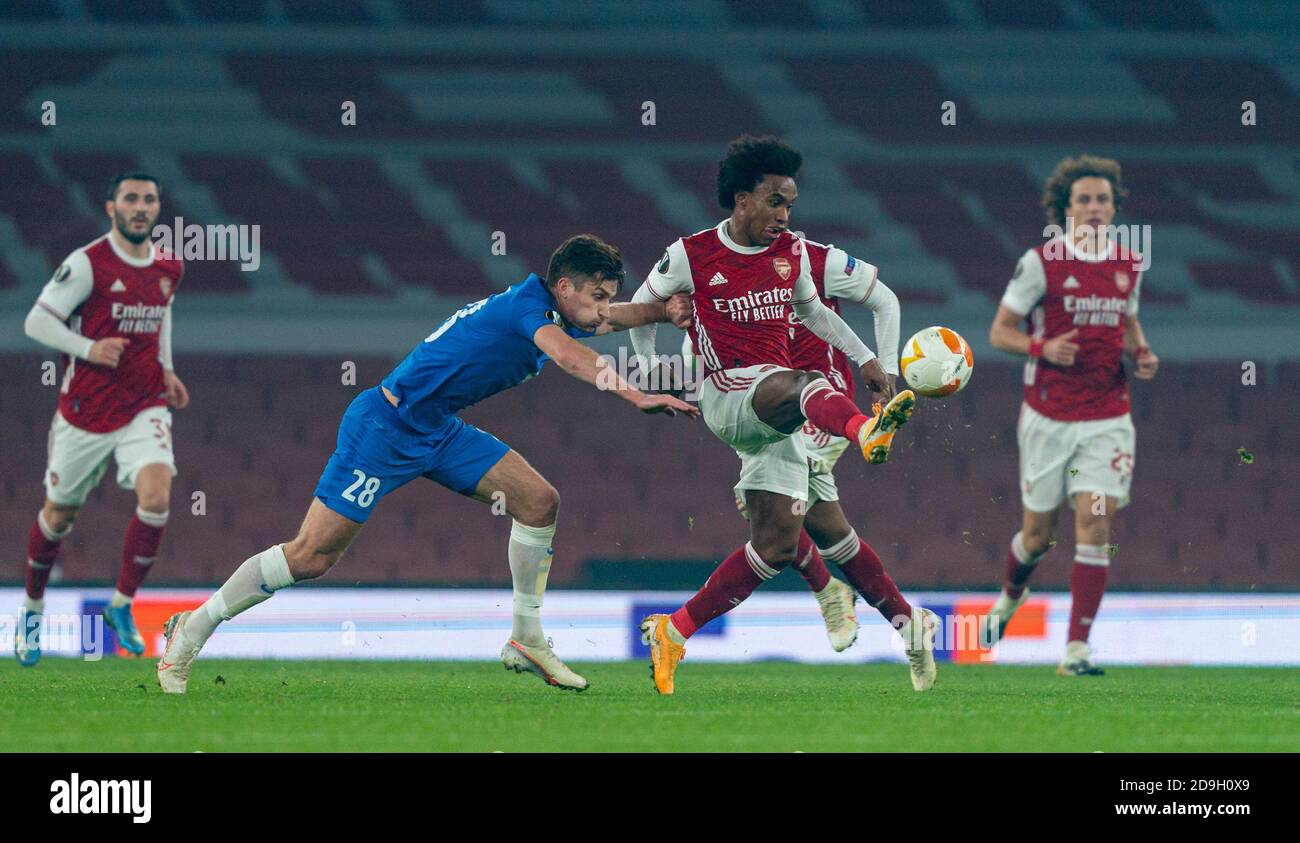 London, Großbritannien. November 2020. Willian (C) von Arsenal bricht am 5. November 2020 im Emirates Stadium in London, Großbritannien, gegen Moldes Kristoffer Haugen (2. L) im UEFA Europa League-Spiel der Gruppe B zwischen Arsenal FC und Molde FK aus. Quelle: Xinhua/Alamy Live News Stockfoto