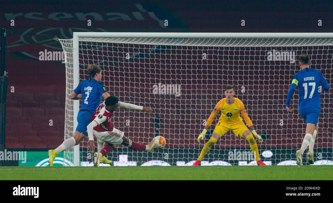 London, Großbritannien. November 2020. Arsenals Joe Willock (2. L) erzielt das vierte Tor vor Moldes Torwart Andreas Linde (2. R) während des UEFA Europa League Gruppe B-Spiels zwischen Arsenal FC und Molde FK im Emirates Stadium in London, Großbritannien, am 5. November 2020. Quelle: Xinhua/Alamy Live News Stockfoto