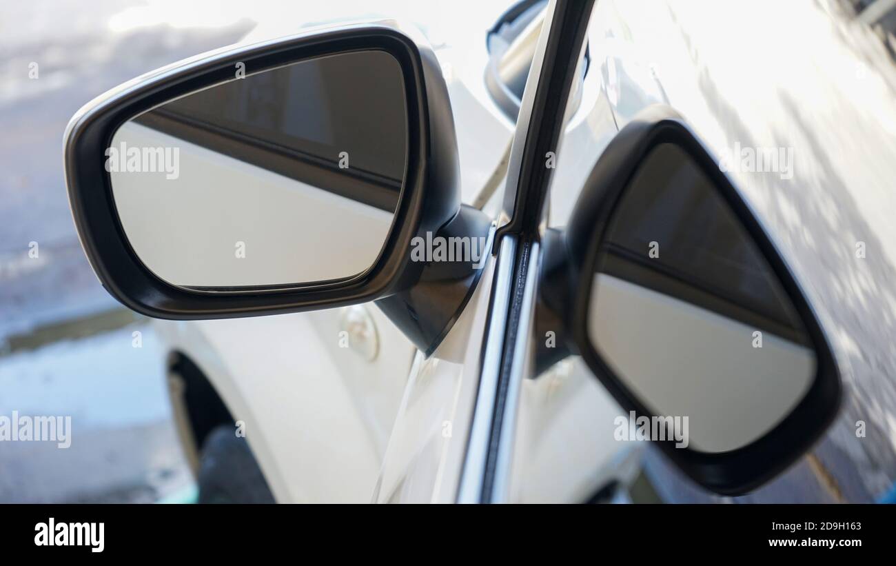 Spiegel an modernen Autos Stockfoto