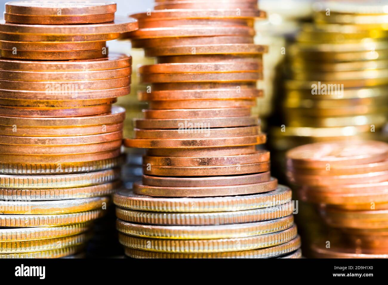 Verschiedene Farben und Stückelungen von Münzen Stockfoto