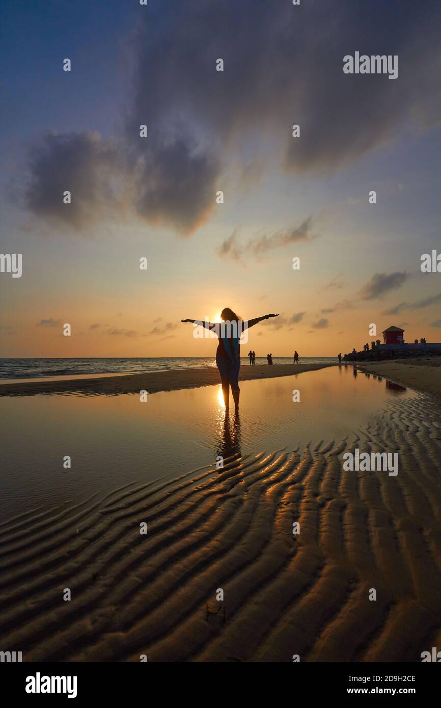 Silhouette der Frau im Strandwasser stehen Stockfoto
