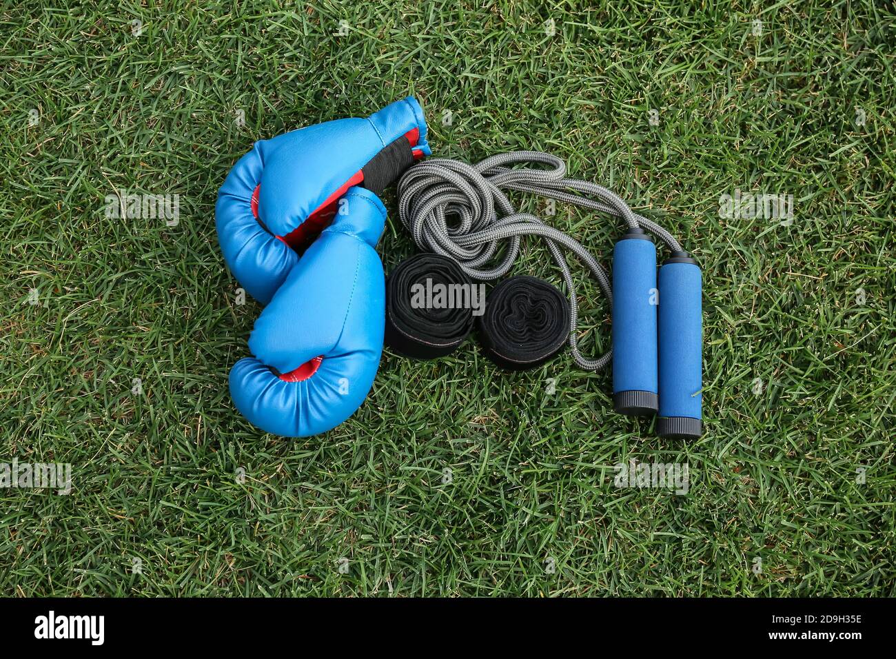 Set von Sportausrüstung auf grünem Gras Stockfoto