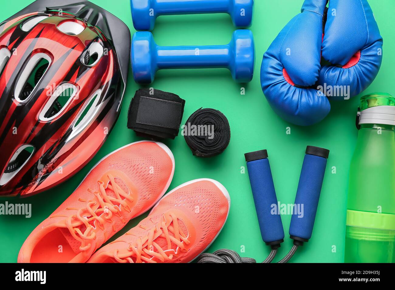 Satz von Sportausrüstung auf farbigem Hintergrund Stockfoto