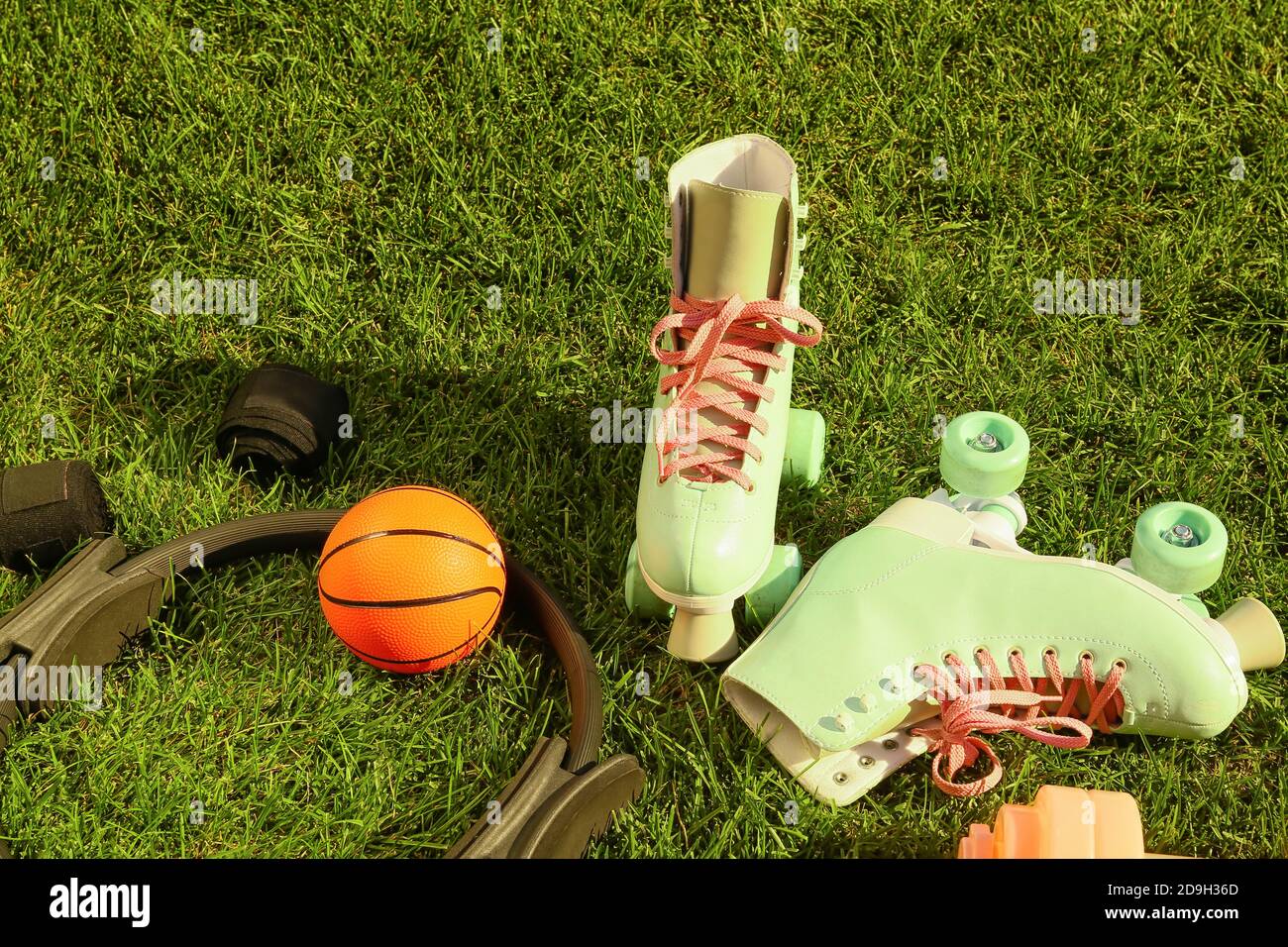 Set von Sportausrüstung auf grünem Gras Stockfoto