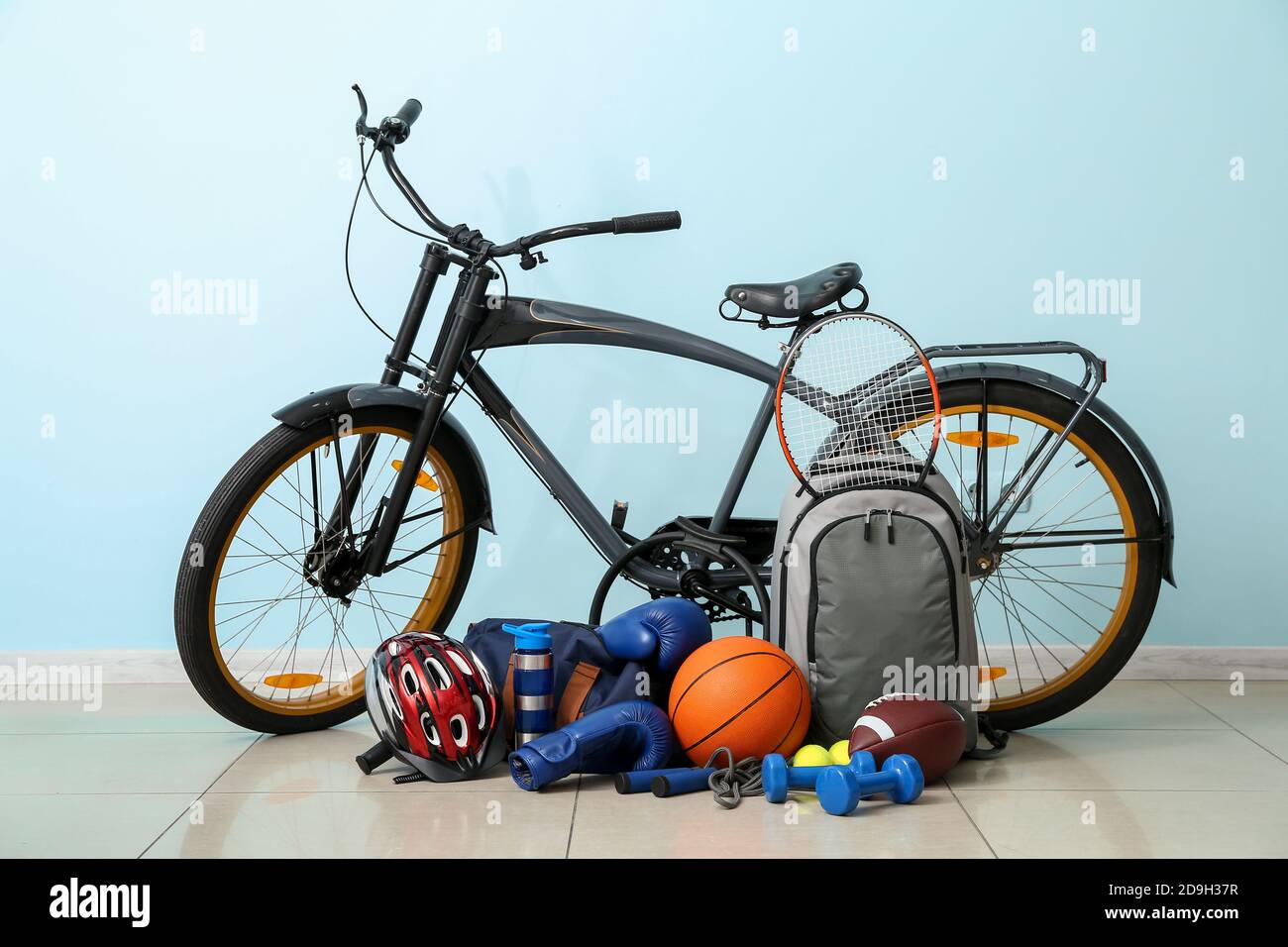 Set von Sportausrüstung mit Fahrrad in der Nähe Farbe Wand Stockfotografie  - Alamy