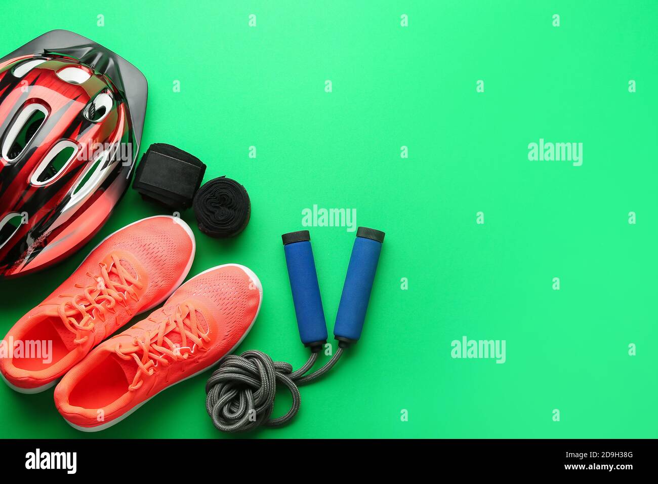 Satz von Sportausrüstung auf farbigem Hintergrund Stockfoto