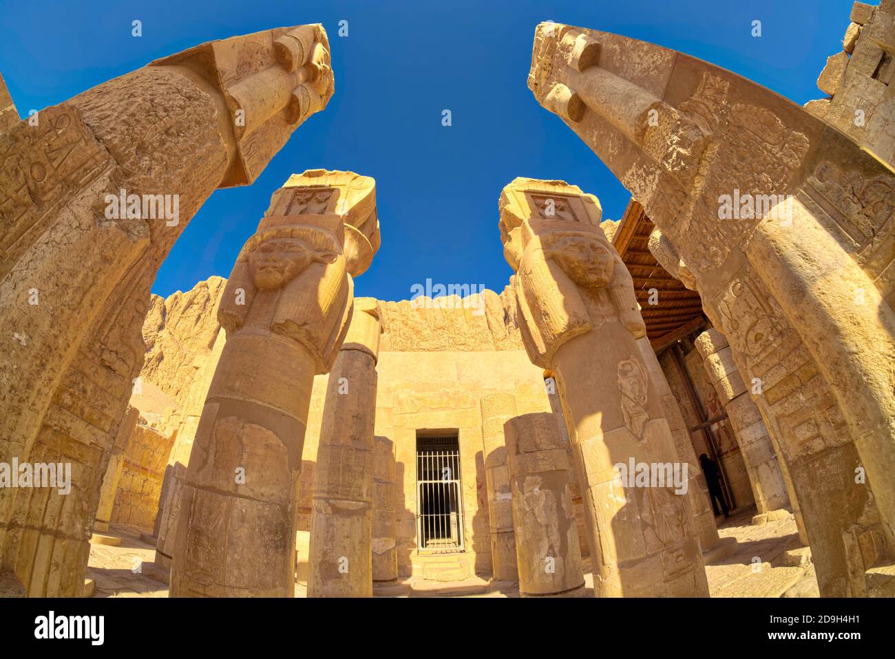 Einige quadratische Pfeiler und runde Säulen sind mit Hathor Kapitellen gekrönt - mit Merkmalen der Göttin mit Kuhohren genommen @Luxor, Ägypten Stockfoto