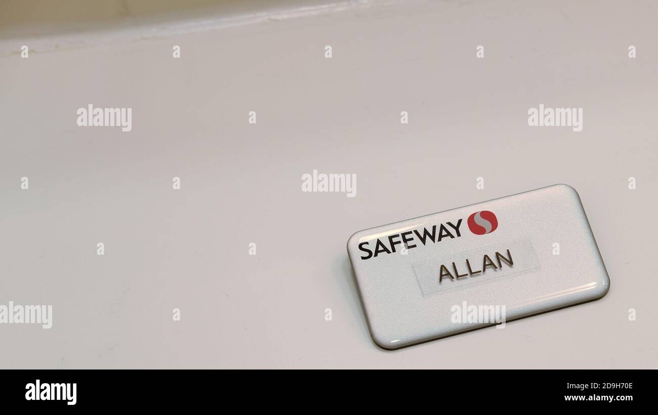 Safeway Lebensmittelgeschäft Mitarbeiter Namensschild mit Logo und Arbeitername; Allan. Stockfoto