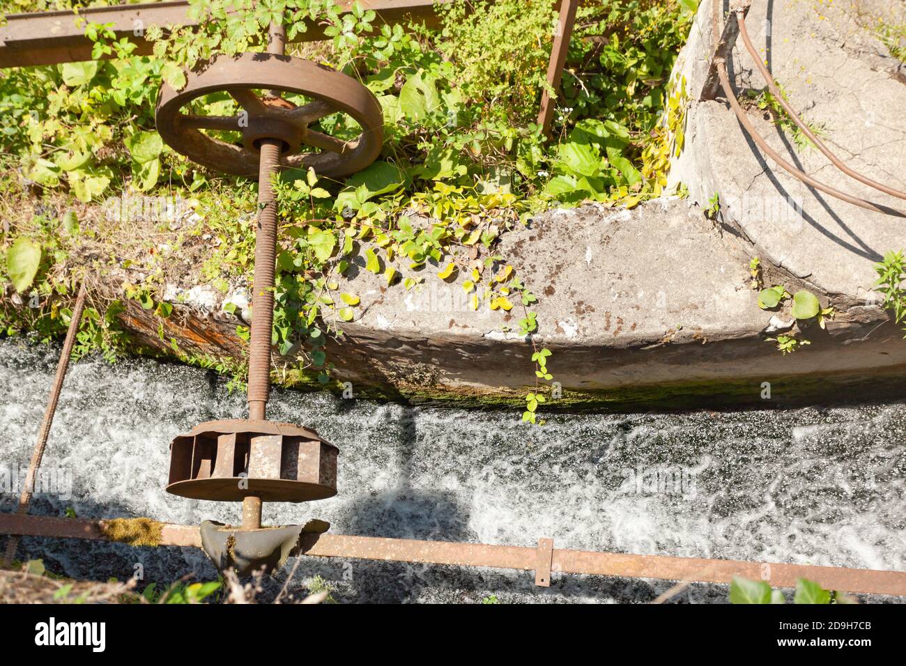 Das Design eines alten Wasserkraftwerks Stockfoto