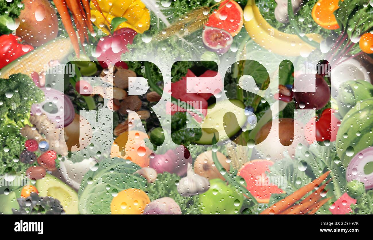 Frisches Obst und Gemüse hinter einem kalten Glas mit Kondensation und natürlichen rohen Früchten und Gemüse als gesunde Bio-Lebensmittel im Kühlschrank. Stockfoto