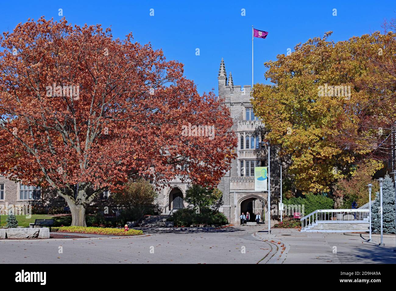 Hamilton, Ontario, Kanada - 4. November 2020: Auf dem Campus der McMaster University gibt es eine Reihe von Steingebäuden im gotischen Stil, die auf das frühe Par datiert sind Stockfoto