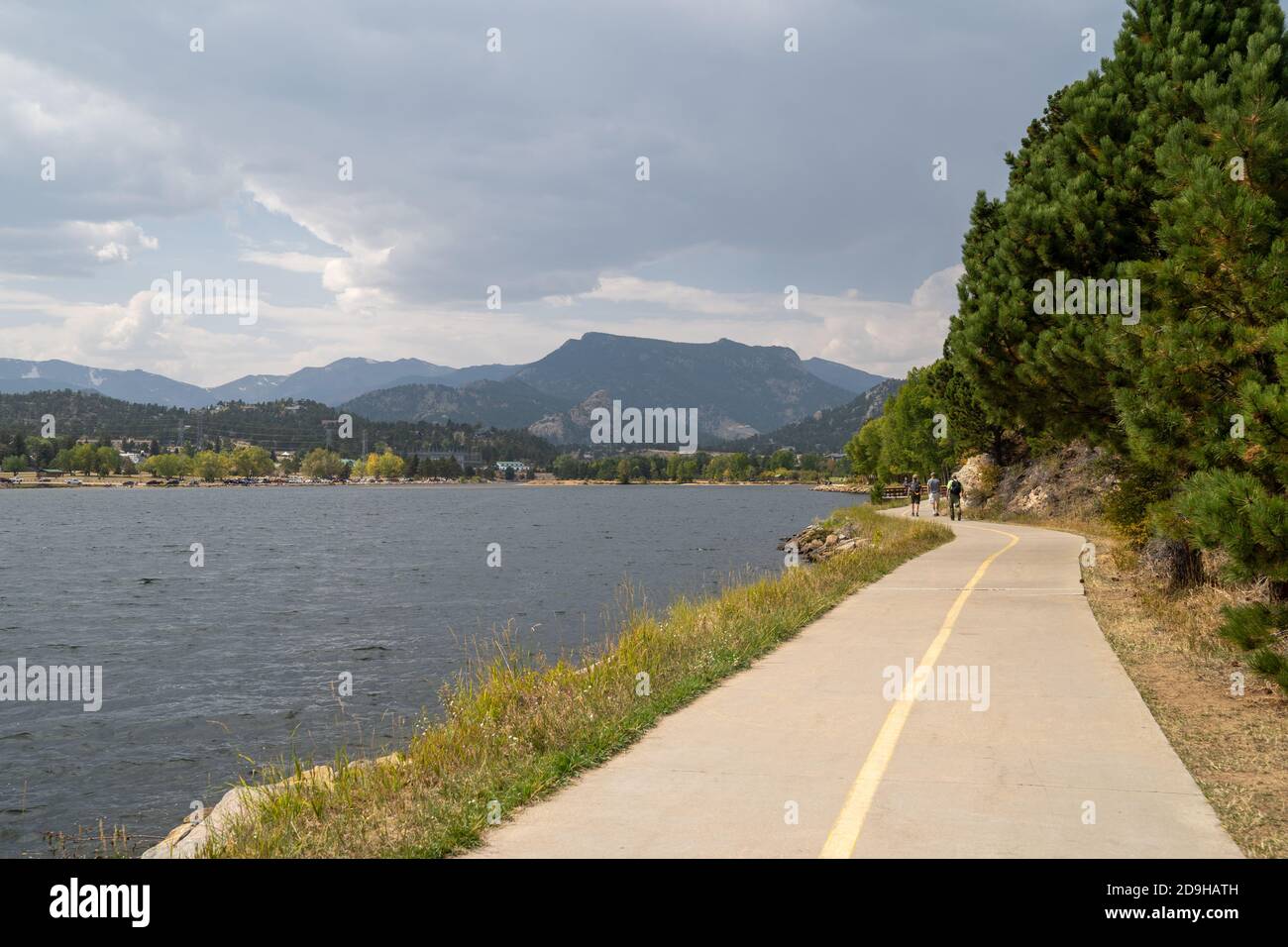 Estes Park, Colorado - 19. September 2020: Der Wander- und Radweg rund um den Estes See an einem Sommertag Stockfoto