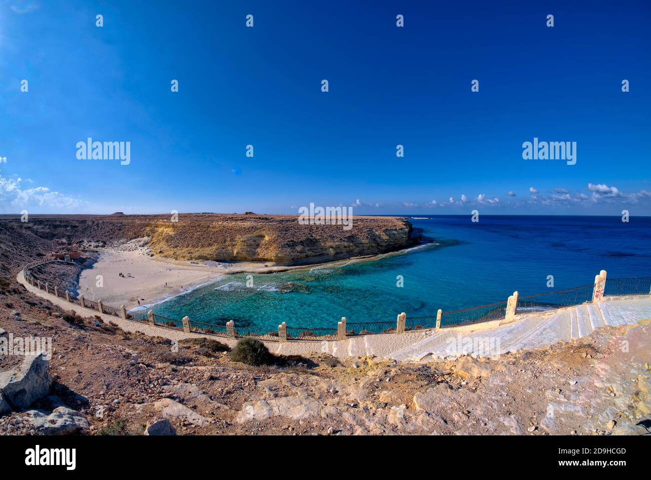 Agiba (Ageeba) bedeutet ‘mArabisch „Wunder“, und Agiba Beach, etwa 24 km westlich von Marsa Matruh, ist genau das. Es ist eine kleine, spektakuläre Bucht, zugänglich Stockfoto