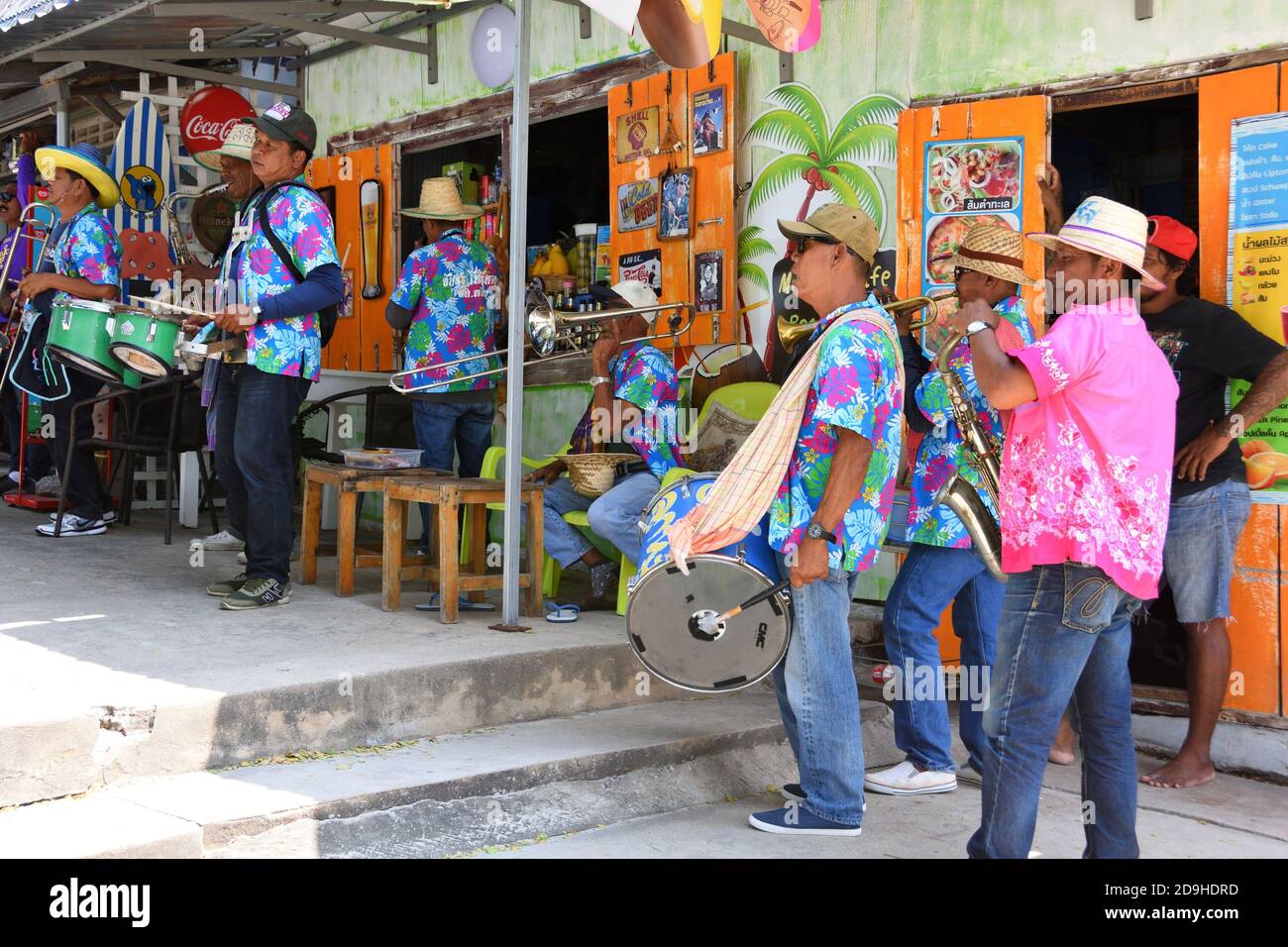 Thailändische Menschen spielen Instrumente für die Feier des Loy Kratong Festivals im Khao Takiab Tempel, Hua hin, Thailand Stockfoto