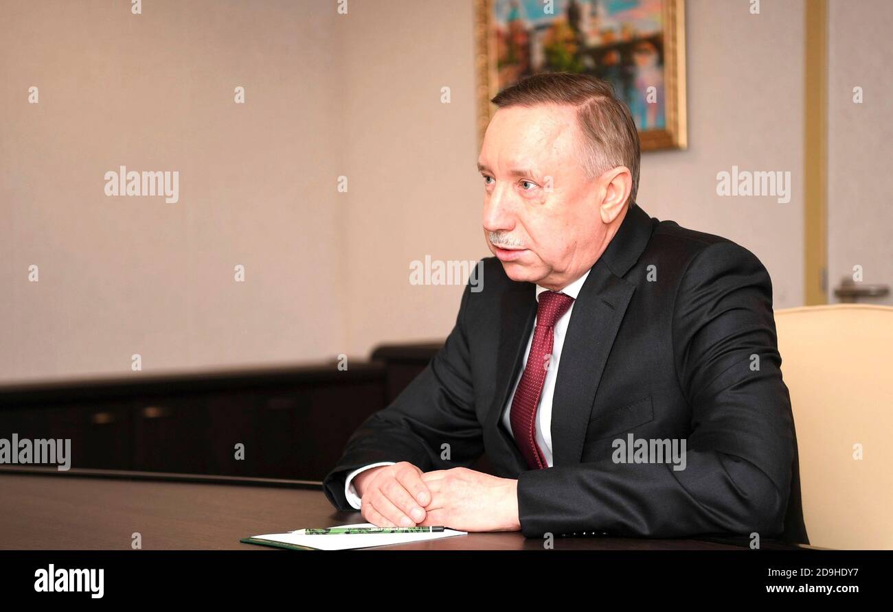 Petersburger Gouverneur Alexander Beglov bei einem persönlichen Treffen mit dem russischen Präsidenten Wladimir Putin an Bord des neuen Diesel-elektrischen Eisbrechers Viktor Tschernomyrdin am 3. November 2020 in St. Petersburg, Russland. Stockfoto