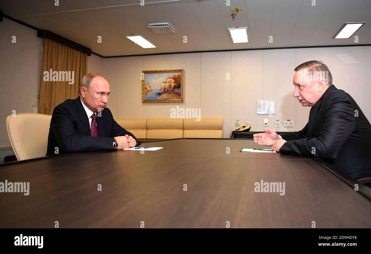 Der russische Präsident Wladimir Putin, hält ein Treffen von Angesicht zu Angesicht mit dem Petersburger Gouverneur Alexander Beglov, rechts, an Bord des neuen Diesel-elektrischen Eisbrechers Viktor Tschernomyrdin am 3. November 2020 in St. Petersburg, Russland. Stockfoto