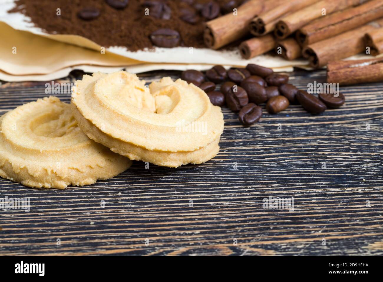 Zimt, Kekse und aromatische Kaffeebohnen Stockfoto