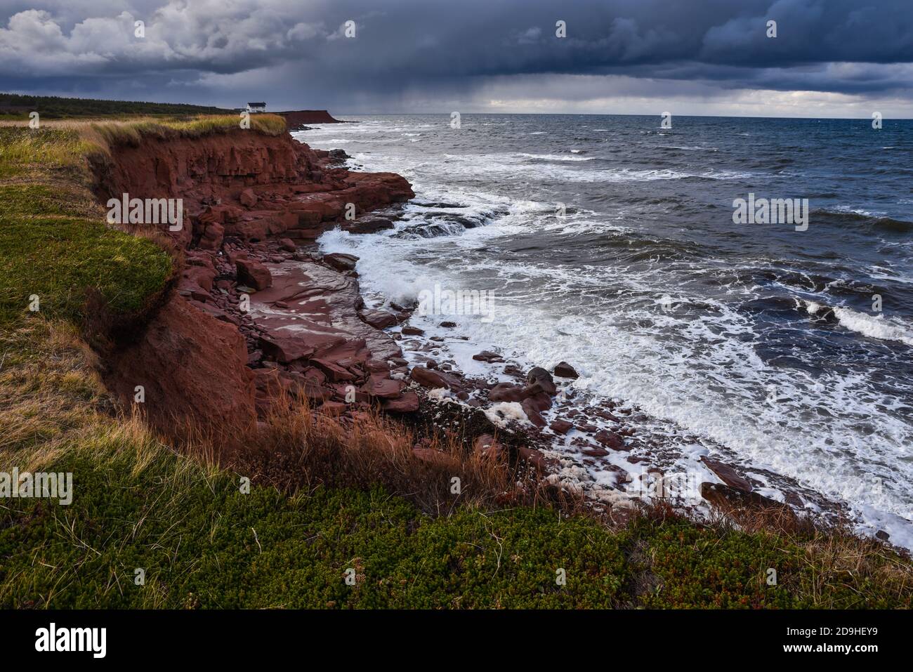 Ein Sturm hängt in der Ferne vor der Nordküste von Prince Edward Island, Kanada. Stockfoto